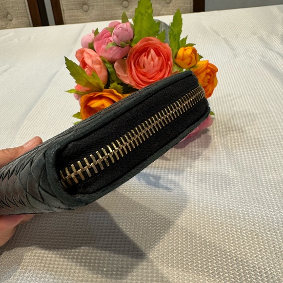 Authentic Bottega Veneta zippy wallet - Picture 3 of 14